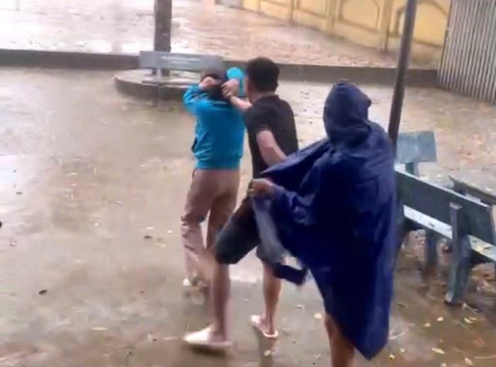 Phụ huynh xông vào trường hành hung giáo viên