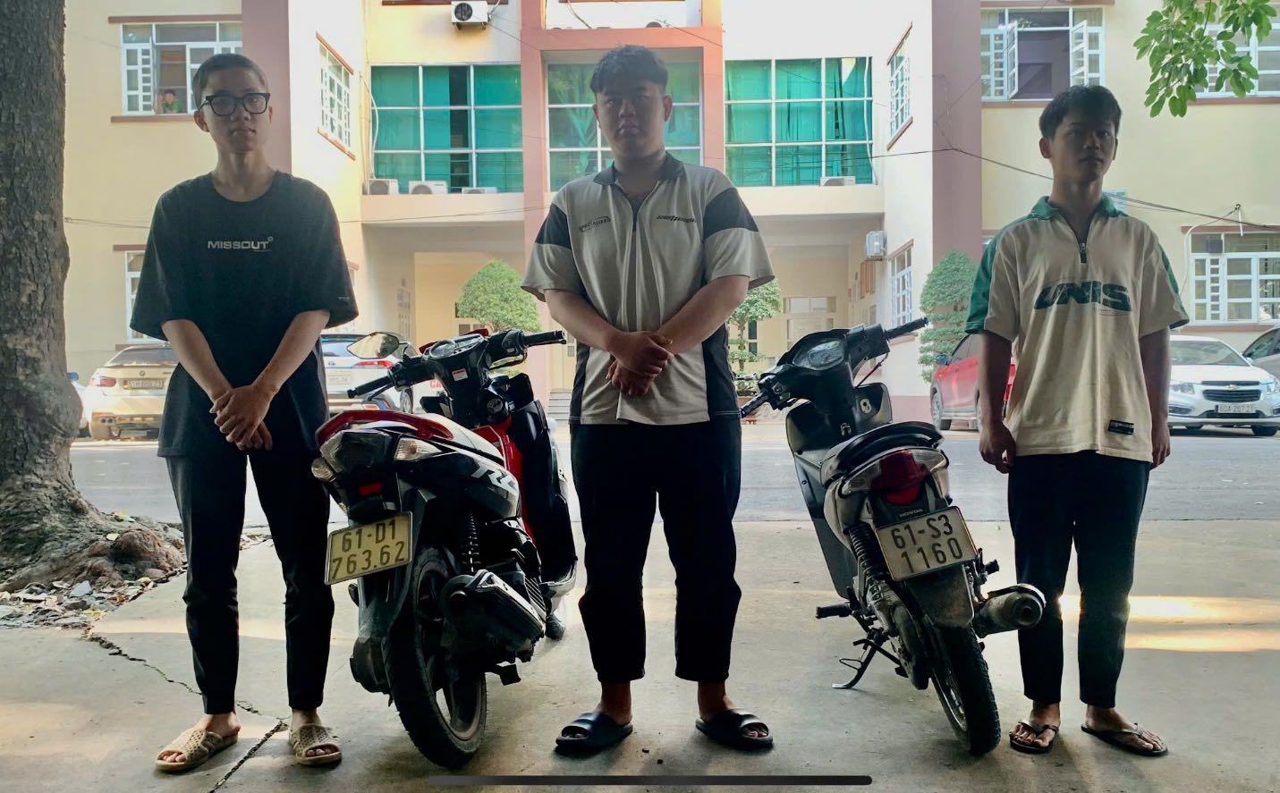 Nhóm cướp đêm 18,19 tuổi thủ sẵn dao, chặn xe phụ nữ, trẻ em