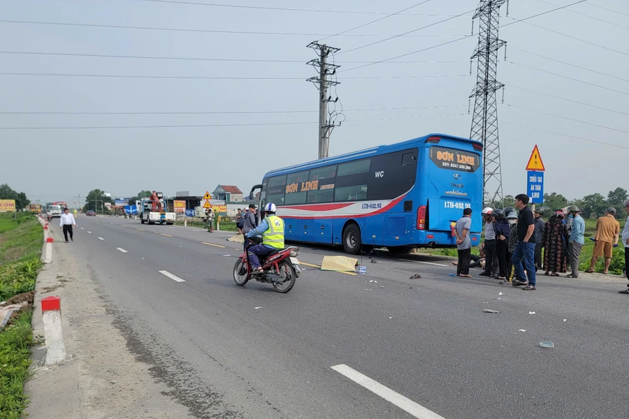 2 cụ ông bị cuốn vào gầm xe khách