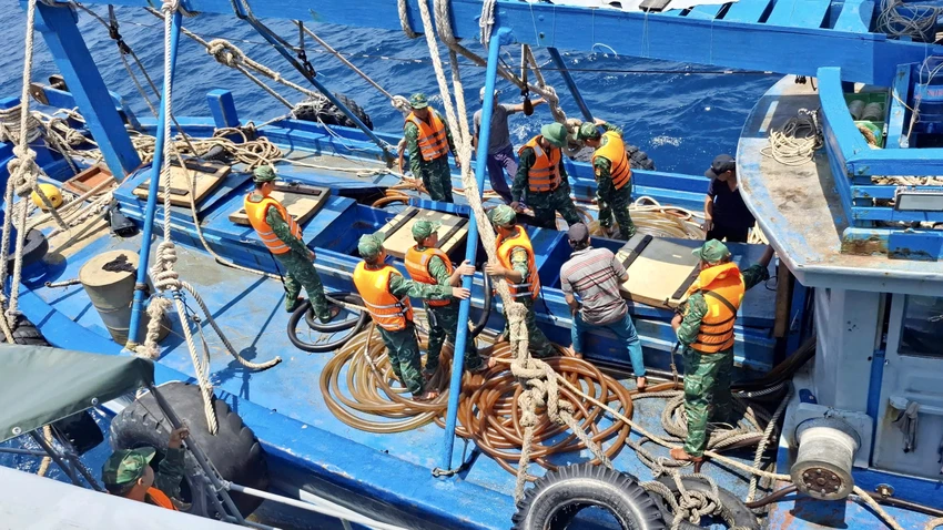 Biên phòng Trà Vinh phát hiện tàu chở 16.000 lít dầu không rõ nguồn gốc