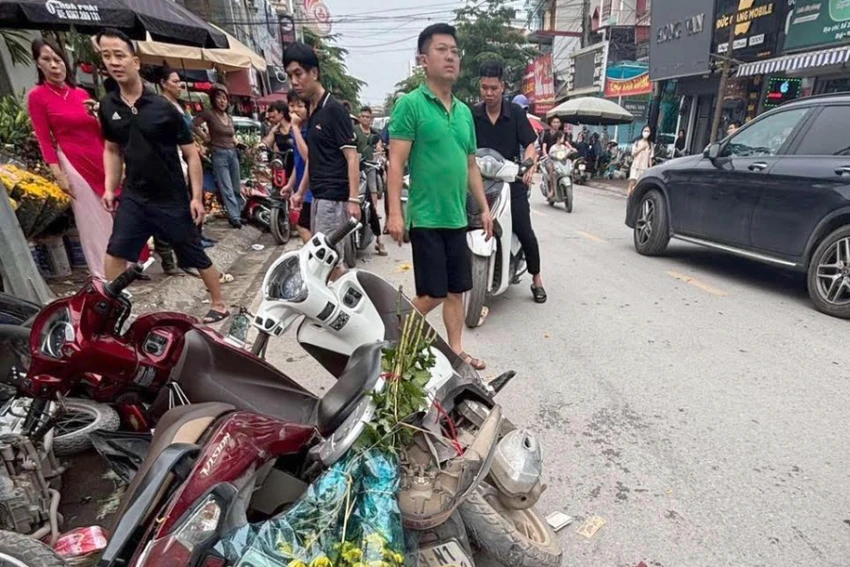 Tai nạn giữa xe khách và nhiều xe máy làm bé 2 tuổi t.ử v.o.n.g